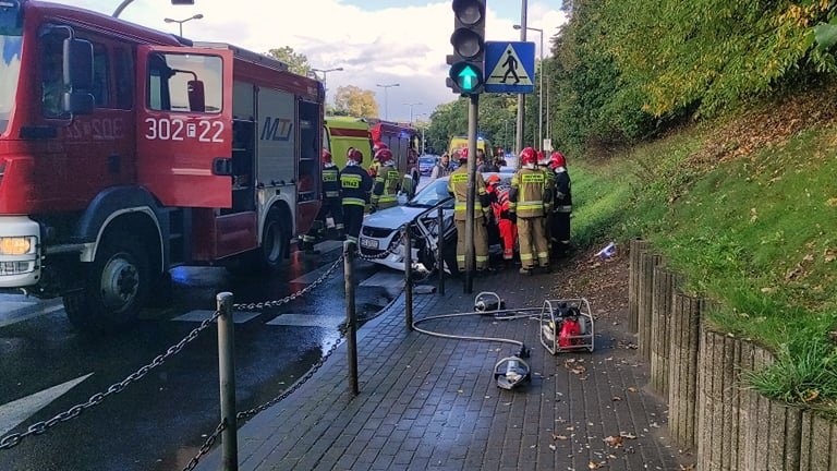 3/3 Wypadek na Słowiańskiej. Strażacy wycinali zakleszczoną osobę