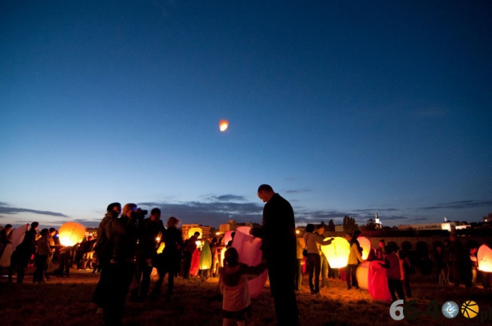 2/11 Nocne puszczanie lampionów