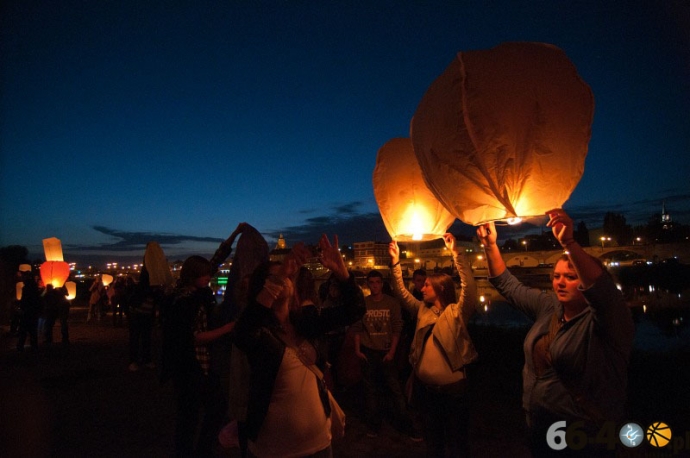 4/11 Nocne puszczanie lampionów