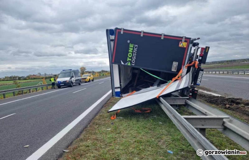 1/6 Wiatr przewrócił dostawcze auto na barierki na S3