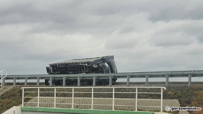 2/6 Wiatr przewrócił dostawcze auto na barierki na S3