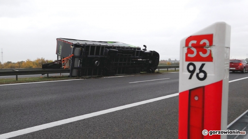 5/6 Wiatr przewrócił dostawcze auto na barierki na S3