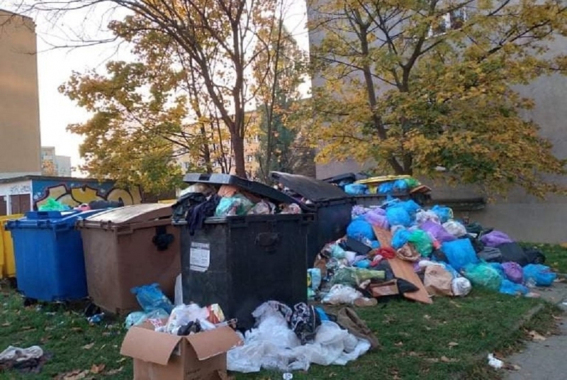 4/6 Śmieci przy ul. Słonecznej 74 zostały w końcu posprzątane