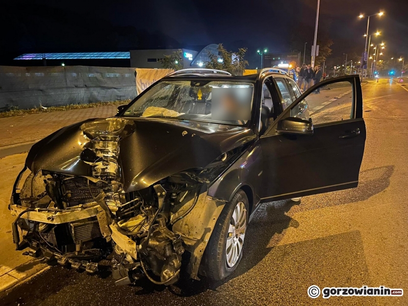 5/6 Pijana kobieta roztrzaskała mercedesa o latarnię