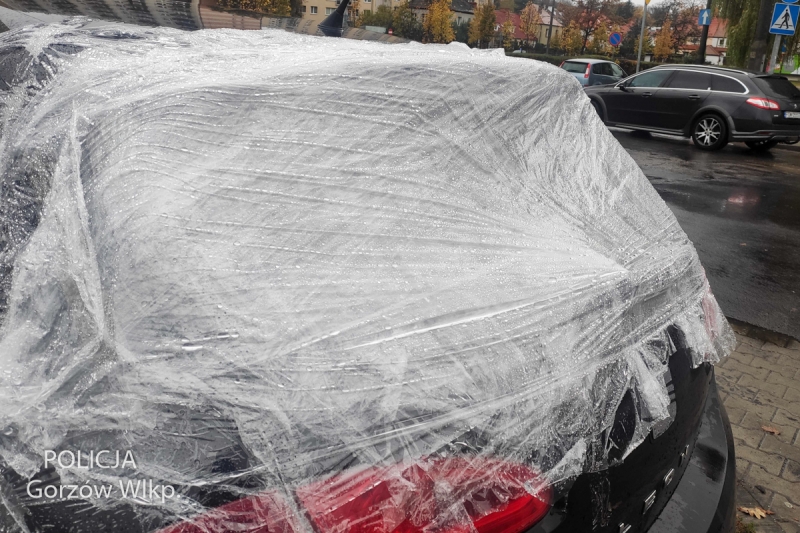 3/4 Agresywny mężczyzna zniszczył w nocy osiem aut