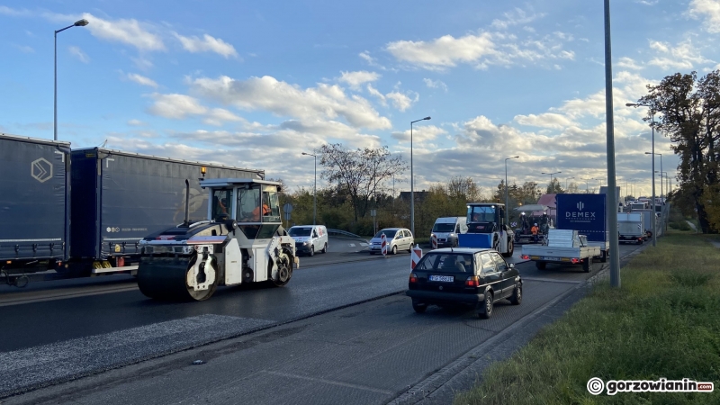 7/8 Rozpoczęło się wylewanie asfaltu na Trasie Nadwarciańskiej