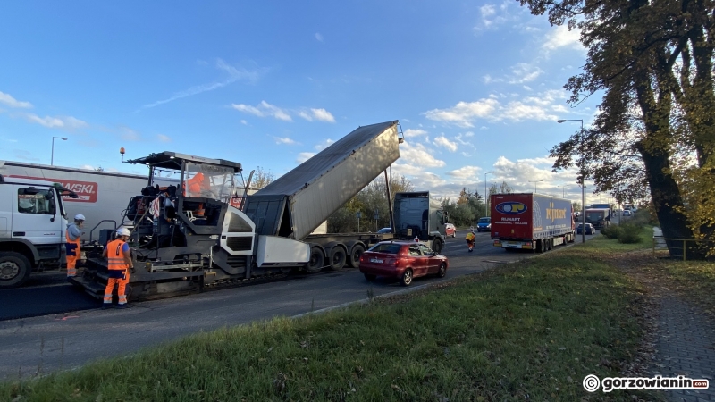 8/8 Rozpoczęło się wylewanie asfaltu na Trasie Nadwarciańskiej