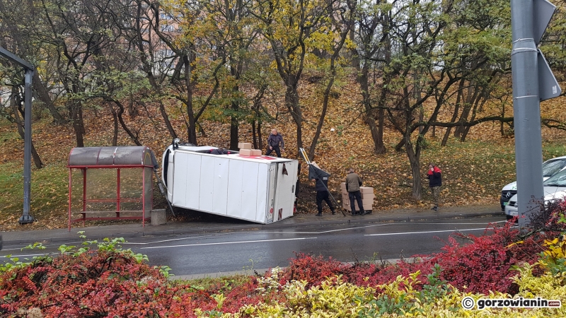 6/7 Przewrócony bus na Pomorskiej