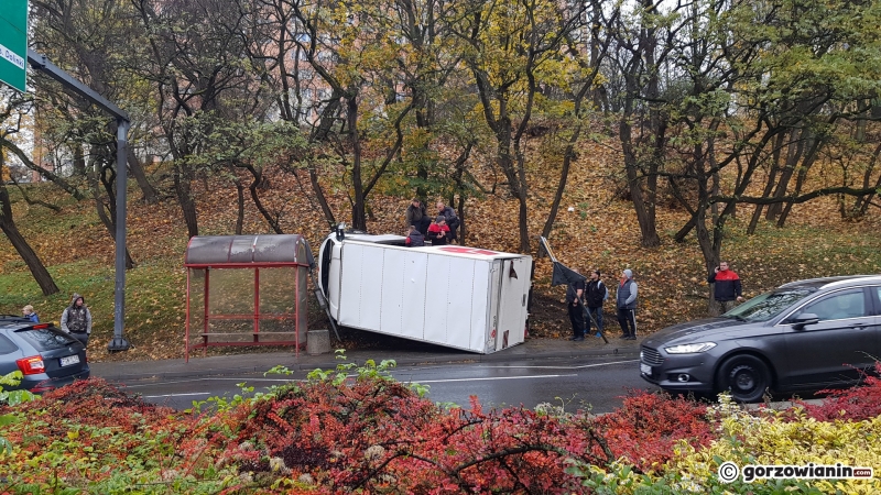 7/7 Przewrócony bus na Pomorskiej