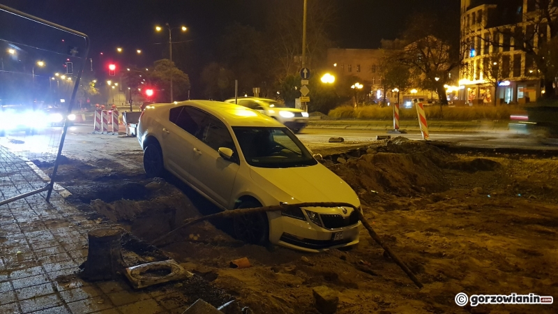 4/7 Skoda wpadła do wykopu przy Jagiełły