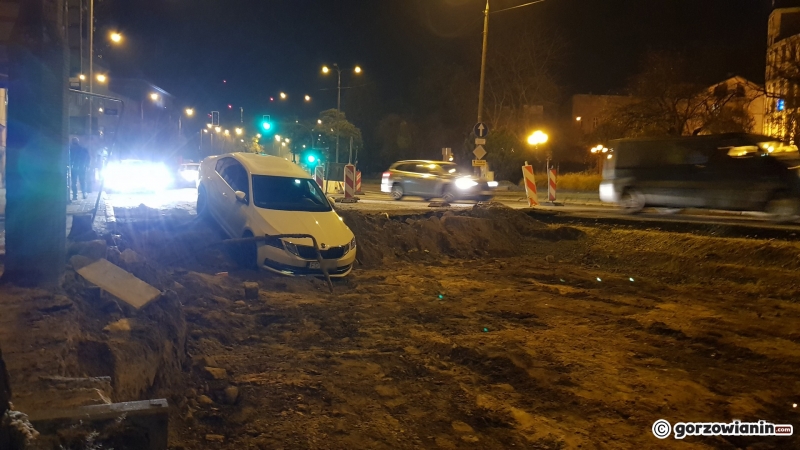 5/7 Skoda wpadła do wykopu przy Jagiełły