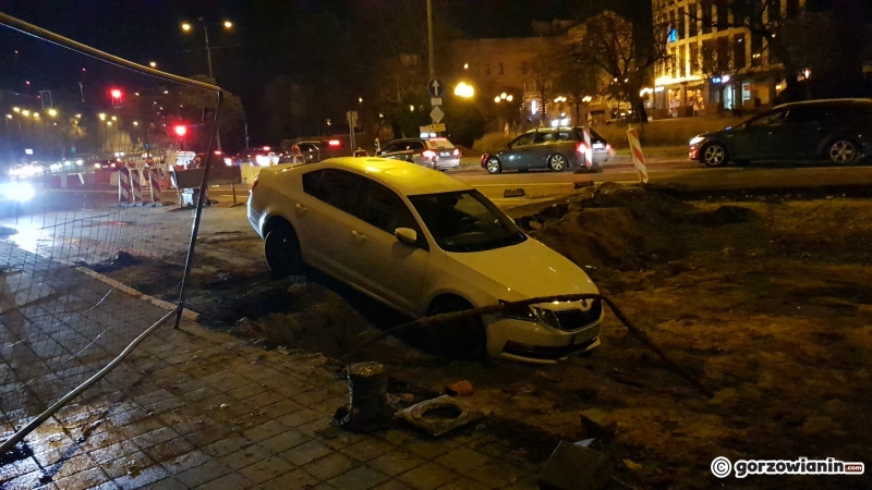 7/7 Skoda wpadła do wykopu przy Jagiełły