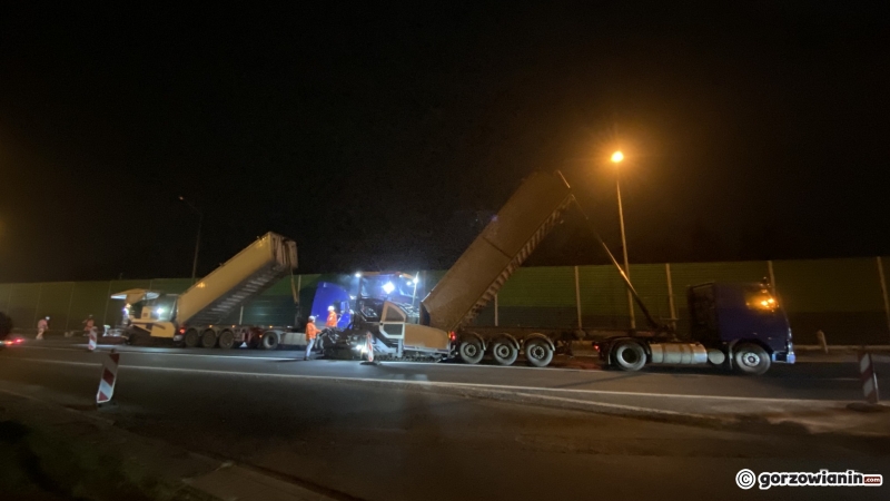 7/12 Wieczorne prace przy wylewaniu asfaltu na Kasprzaka