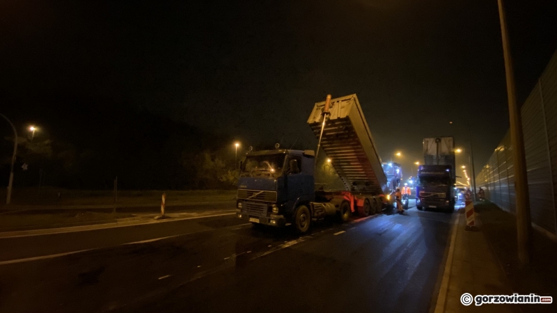 8/12 Wieczorne prace przy wylewaniu asfaltu na Kasprzaka