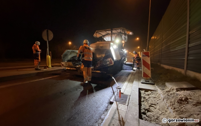 10/12 Wieczorne prace przy wylewaniu asfaltu na Kasprzaka