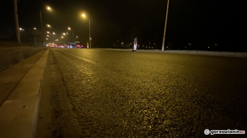 12/12 Wieczorne prace przy wylewaniu asfaltu na Kasprzaka