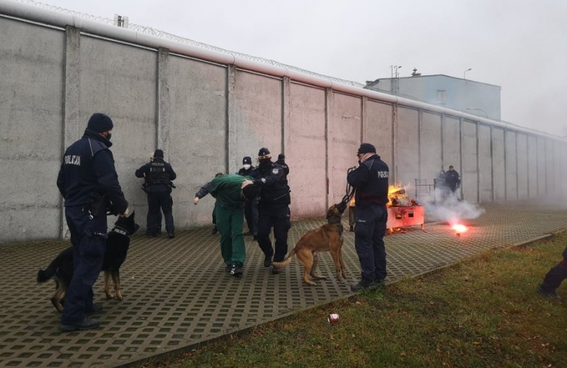 1/6 Ćwiczenia służb przed zakładem karnym