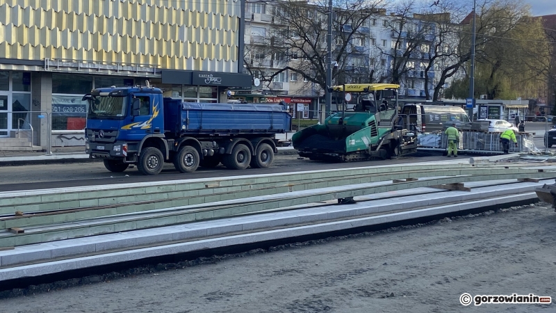 2/9 Wylewanie asfaltu na Chrobrego koło Arsenału