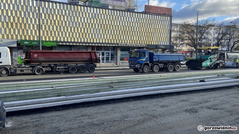 3/9 Wylewanie asfaltu na Chrobrego koło Arsenału