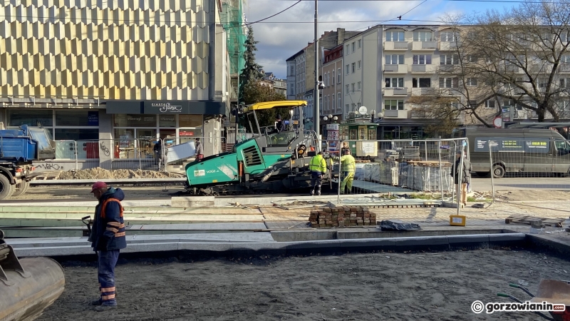 6/9 Wylewanie asfaltu na Chrobrego koło Arsenału