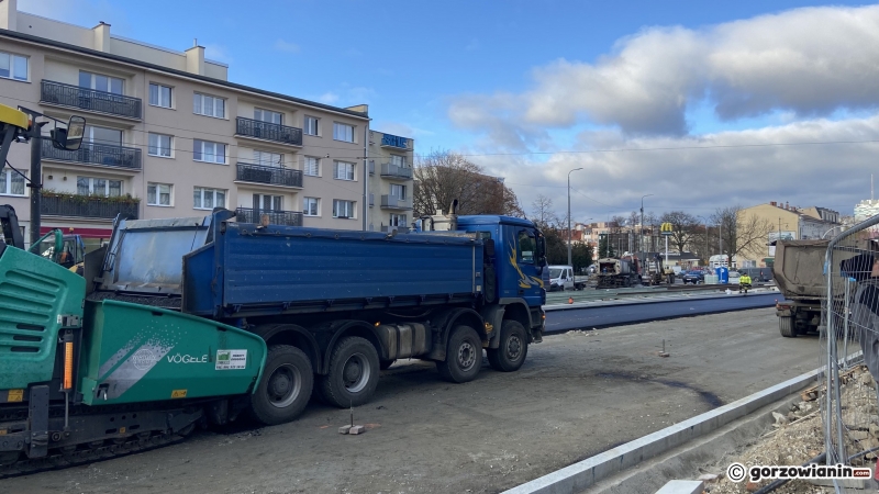 7/9 Wylewanie asfaltu na Chrobrego koło Arsenału
