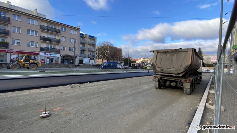 8/9 Wylewanie asfaltu na Chrobrego koło Arsenału