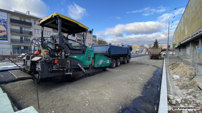 9/9 Wylewanie asfaltu na Chrobrego koło Arsenału