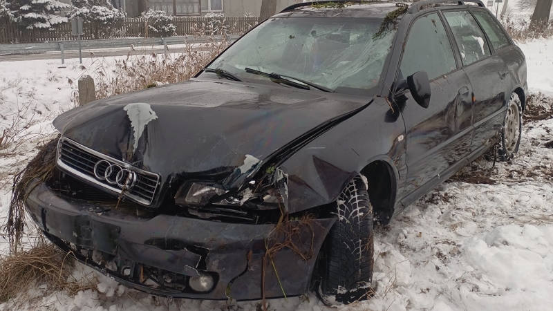 4/4 Kierujący audi wjechał do kanału w Ściechowie