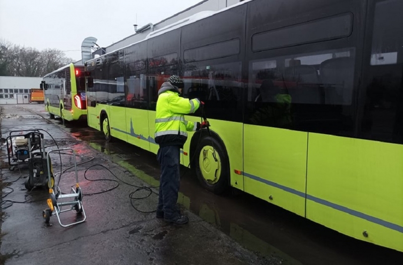 1/10 Czyszczenie brudnych autobusów MZK