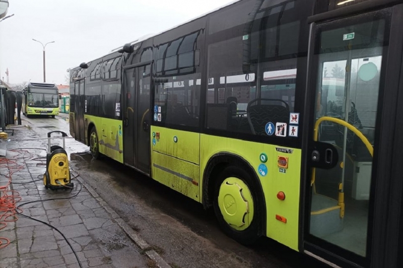 2/10 Czyszczenie brudnych autobusów MZK