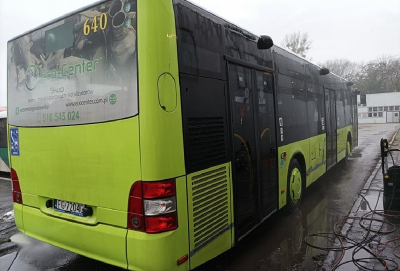 3/10 Czyszczenie brudnych autobusów MZK