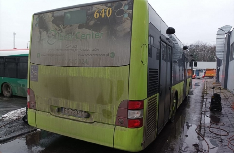 4/10 Czyszczenie brudnych autobusów MZK