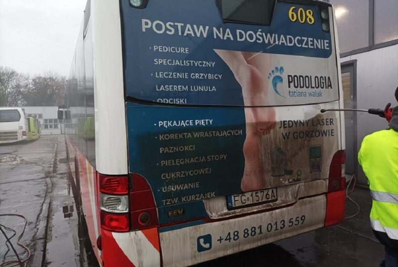 8/10 Czyszczenie brudnych autobusów MZK