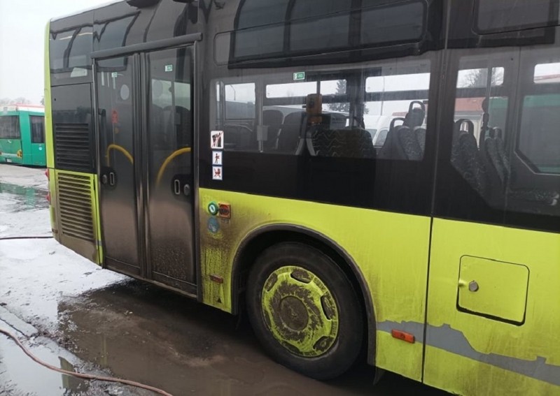 9/10 Czyszczenie brudnych autobusów MZK