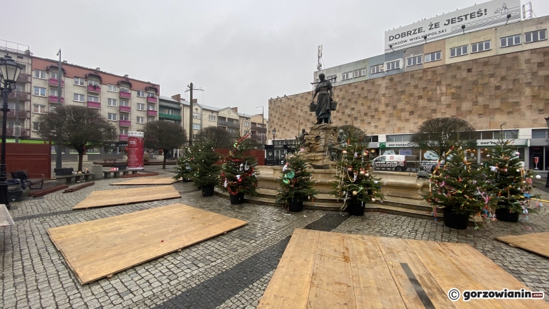 3/6 Przygotowania do Jarmarku Bożonarodzeniowego na Starym Rynku