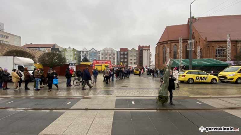 3/11 Ogromna kolejka mieszkańców po darmowe choinki od RMF FM