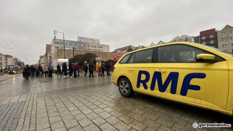 4/11 Ogromna kolejka mieszkańców po darmowe choinki od RMF FM