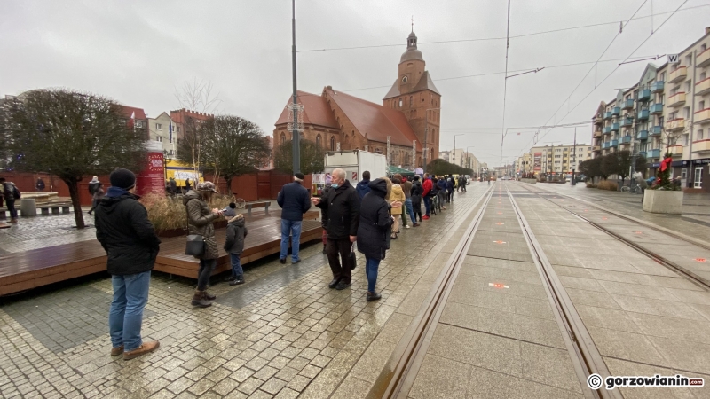 5/11 Ogromna kolejka mieszkańców po darmowe choinki od RMF FM
