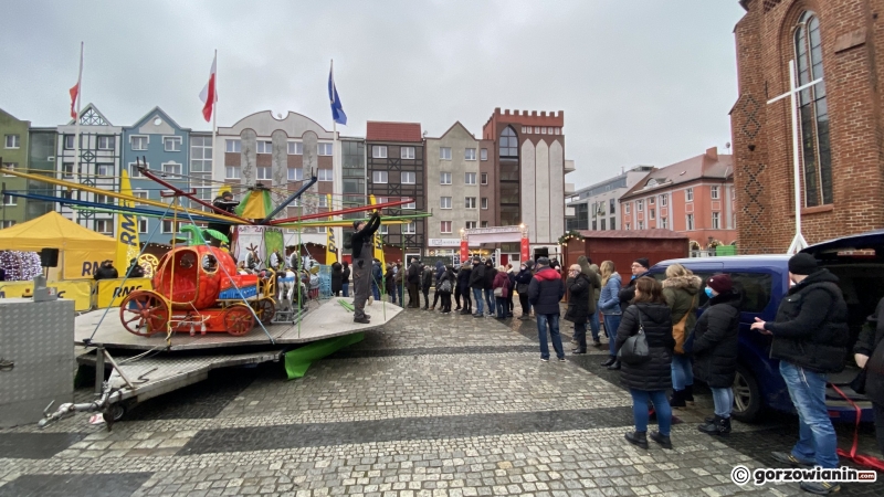 10/11 Ogromna kolejka mieszkańców po darmowe choinki od RMF FM