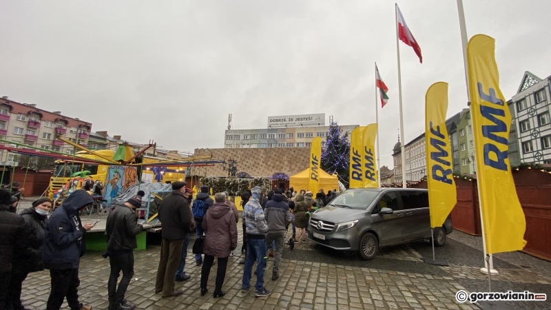 11/11 Ogromna kolejka mieszkańców po darmowe choinki od RMF FM