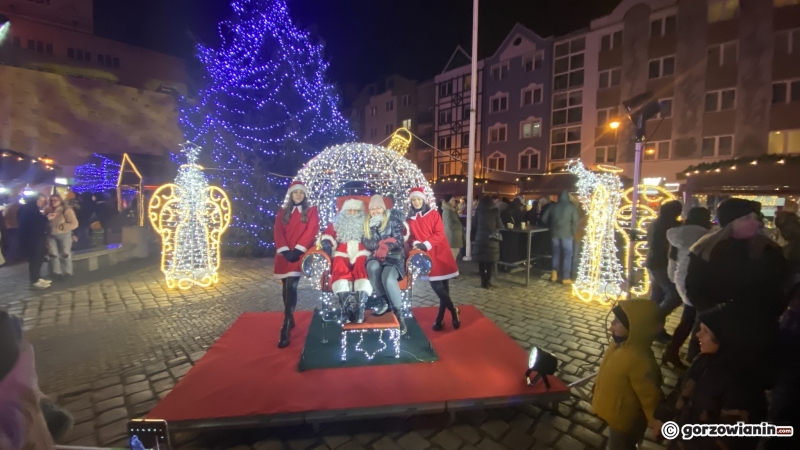 11/14 Tłum mieszkańców na jarmarku i koncercie Sound'n'Grace