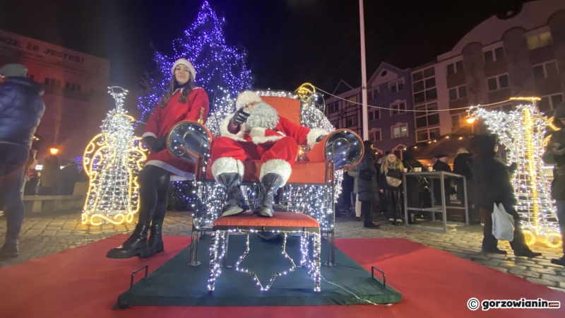 12/14 Tłum mieszkańców na jarmarku i koncercie Sound'n'Grace