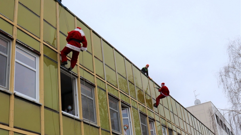 3/8 Mikołaje na linach zjechali do dzieci