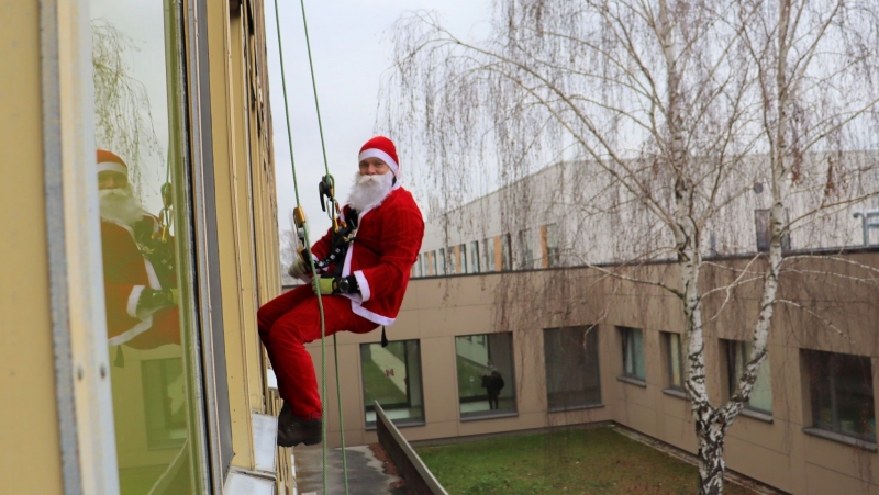 4/8 Mikołaje na linach zjechali do dzieci