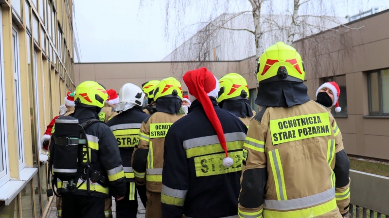 5/8 Mikołaje na linach zjechali do dzieci