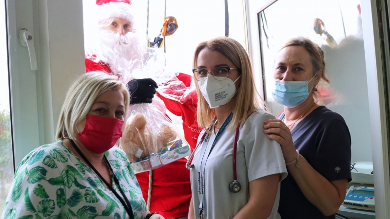 6/8 Mikołaje na linach zjechali do dzieci