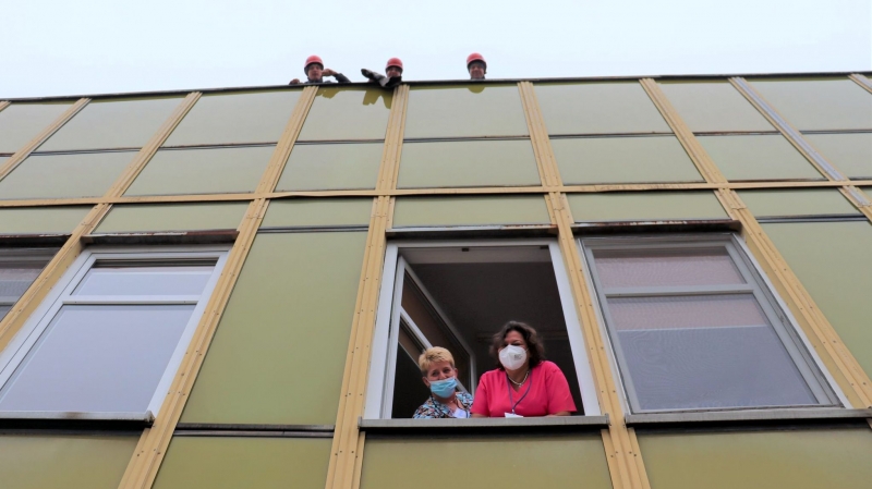 7/8 Mikołaje na linach zjechali do dzieci