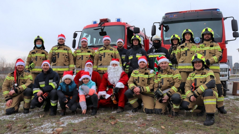 8/8 Mikołaje na linach zjechali do dzieci