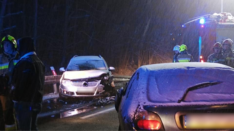 3/5 Czołowe zderzenie volkswagena i renault na DK22