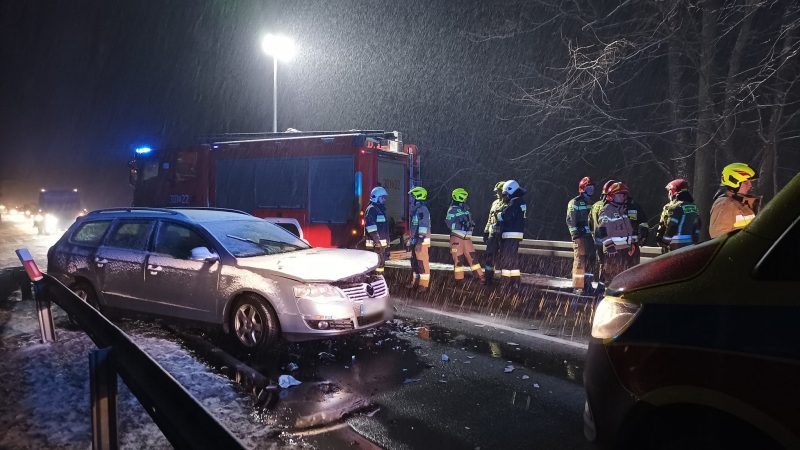 5/5 Czołowe zderzenie volkswagena i renault na DK22